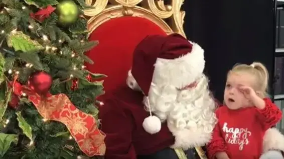 ילדה קטנה יושבת על סנטה קלאוס ילדה קטנה יושבת על סנטה קלאוס