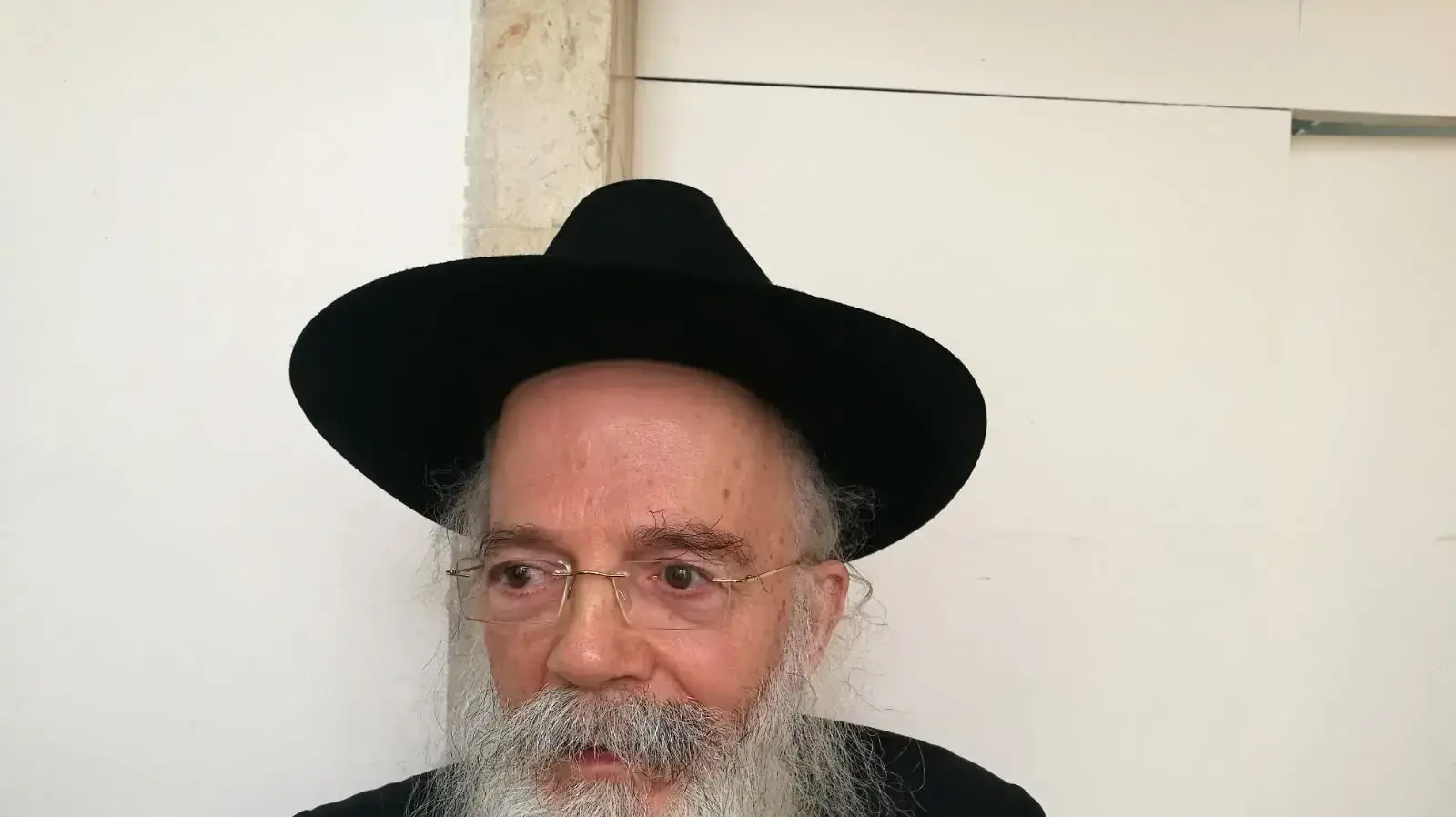 הרב וולפא במהלך הסדר טיעון עם שוטרת שהואשמה בתקיפת חרדי, בית משפט השלום, ירושלים