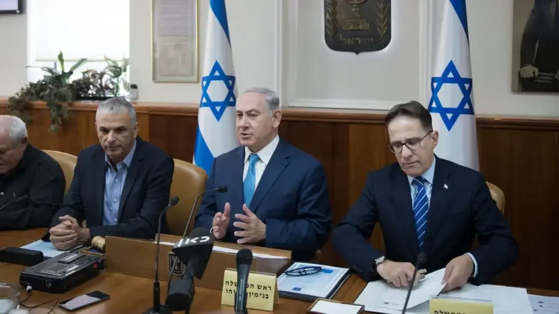 ראש הממשלה בנימין נתניהו, שר האוצר משה כחלון, שר העבודה והרווחה חיים כץ ומזכיר הממשלה צחי ברוורמן, בפתח ישיבת הממשלה 24 בדצמבר 2017 ראש הממשלה בנימין נתניהו, שר האוצר משה כחלון, שר העבודה והרווחה חיים כץ ומזכיר הממשלה צחי ברוורמן, בפתח ישיבת הממשלה 24 בדצמבר 2017