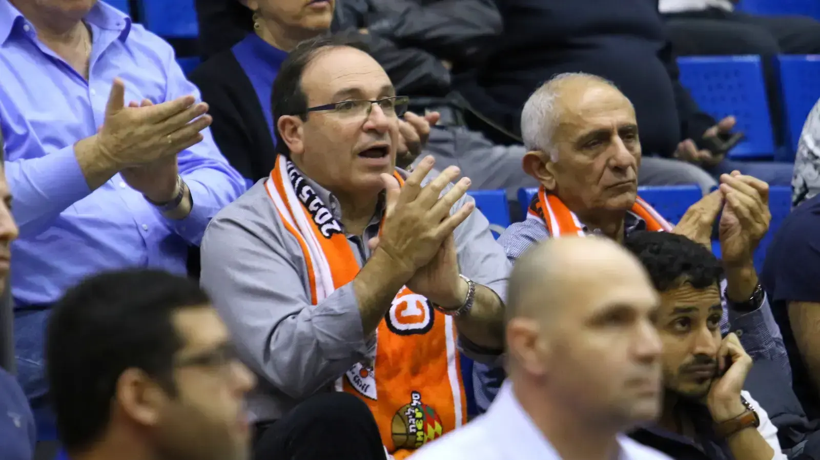 ראש עיריית ראשלצ דב צור ששוחרר ממעצר בית הגיע למשחקה של קבוצת הכדורסל המקומית בליגת העל, 24 בדצמבר 2017 ראש עיריית ראשלצ דב צור ששוחרר ממעצר בית הגיע למשחקה של קבוצת הכדורסל המקומית בליגת העל, 24 בדצמבר 2017