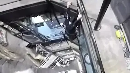 פעלולן כמעט נופל אל מותו מול המצלמות