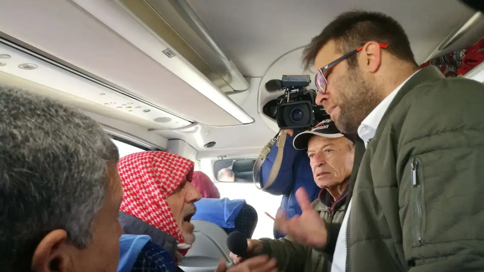 אורן חזן בחסימת האוטובוסים המגיעים בכל שבוע מרצועת עזה, לבקר את בניהם המחבלים, כלא נפחא