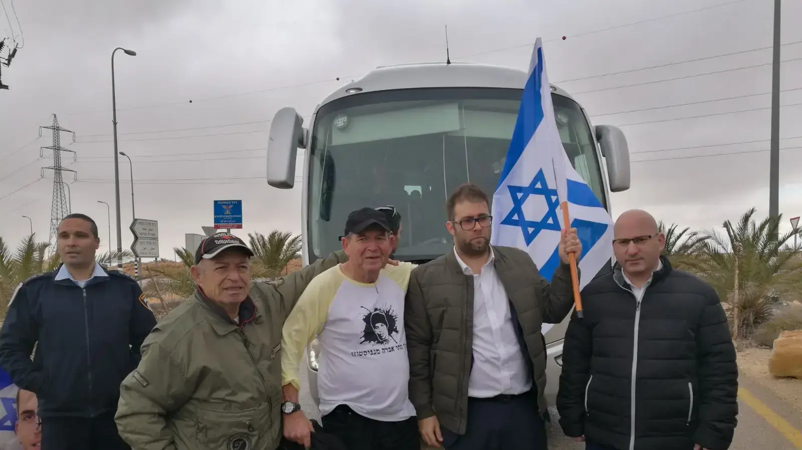 אורן חזן בחסימת האוטובוסים המגיעים בכל שבוע מרצועת עזה, לבקר את בניהם המחבלים, כלא נפחא אורן חזן בחסימת האוטובוסים המגיעים בכל שבוע מרצועת עזה, לבקר את בניהם המחבלים, כלא נפחא