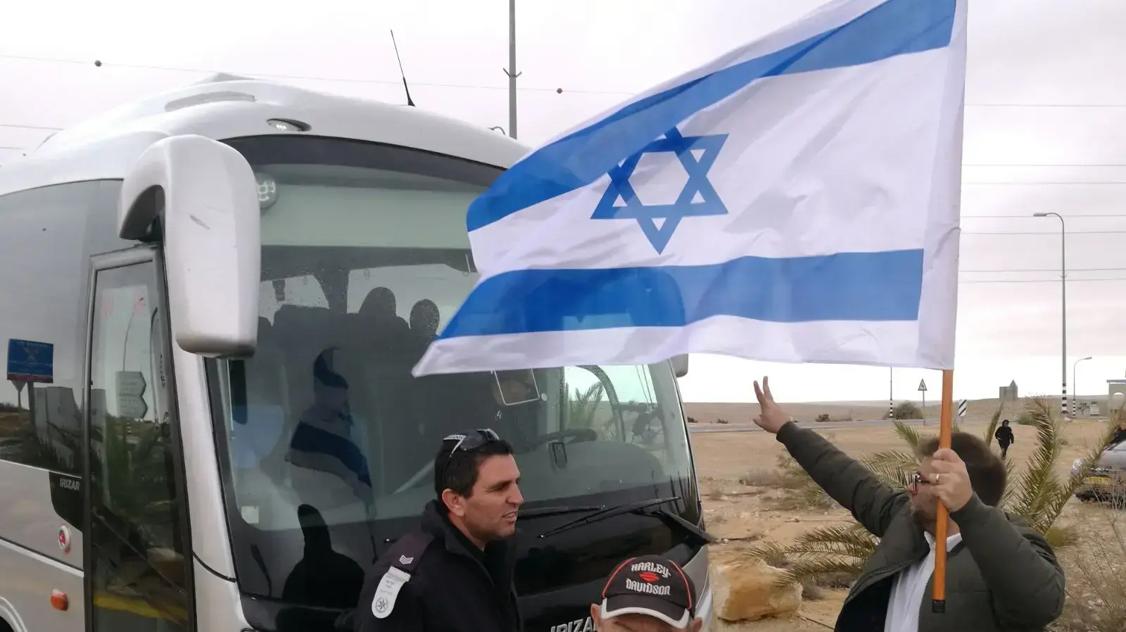 אורן חזן בחסימת האוטובוסים המגיעים בכל שבוע מרצועת עזה, לבקר את בניהם המחבלים, כלא נפחא