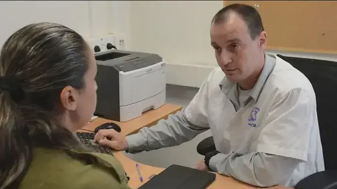 חיילת בביקור רופא חיילת בביקור רופא