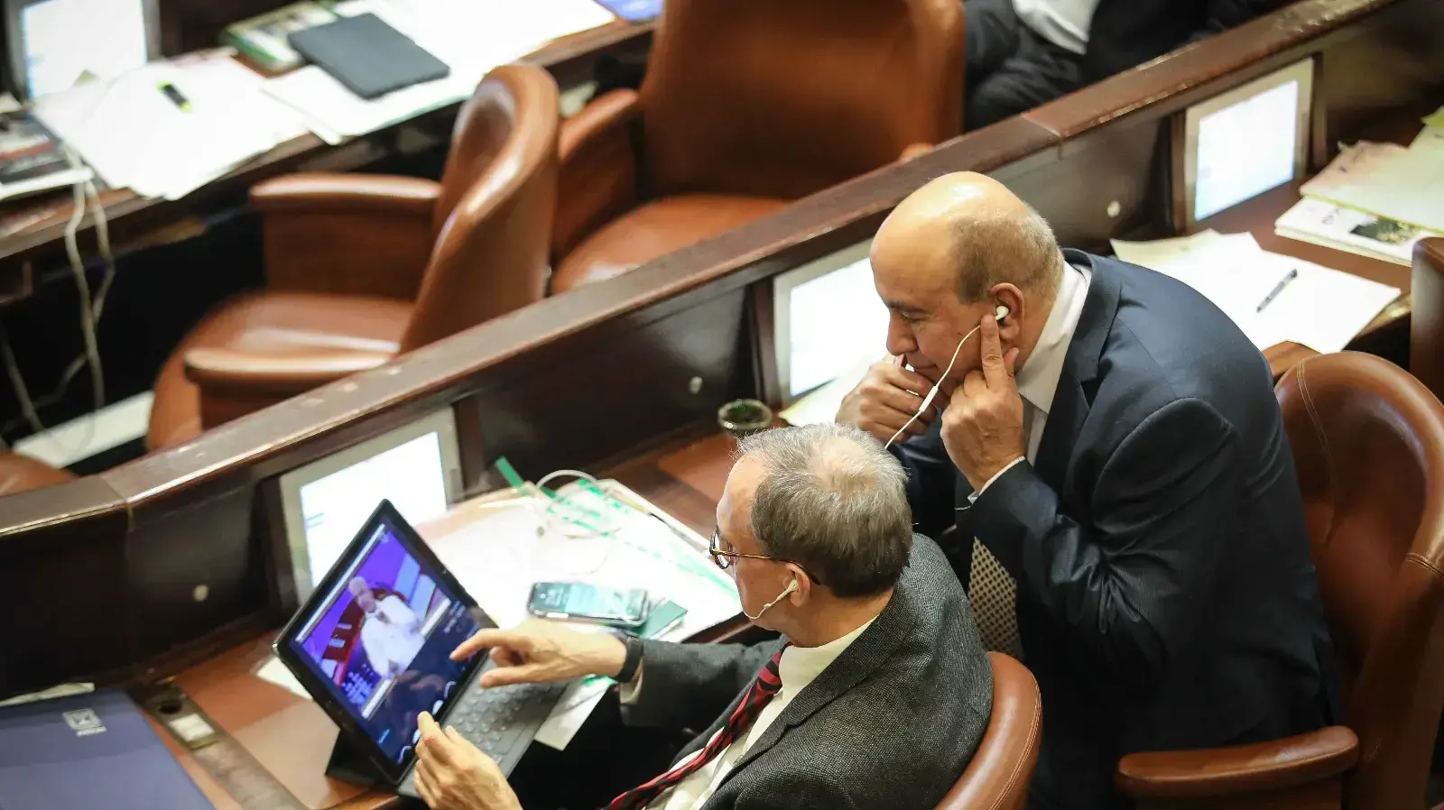 ח"כ נחמן שי וח"כ זוהיר בהלול צופים בחיקו של דוד אמסלם בארץ נהדרת, כנסת, ירושלים 25 בדצמבר 2017 ח"כ נחמן שי וח"כ זוהיר בהלול צופים בחיקו של דוד אמסלם בארץ נהדרת, כנסת, ירושלים 25 בדצמבר 2017