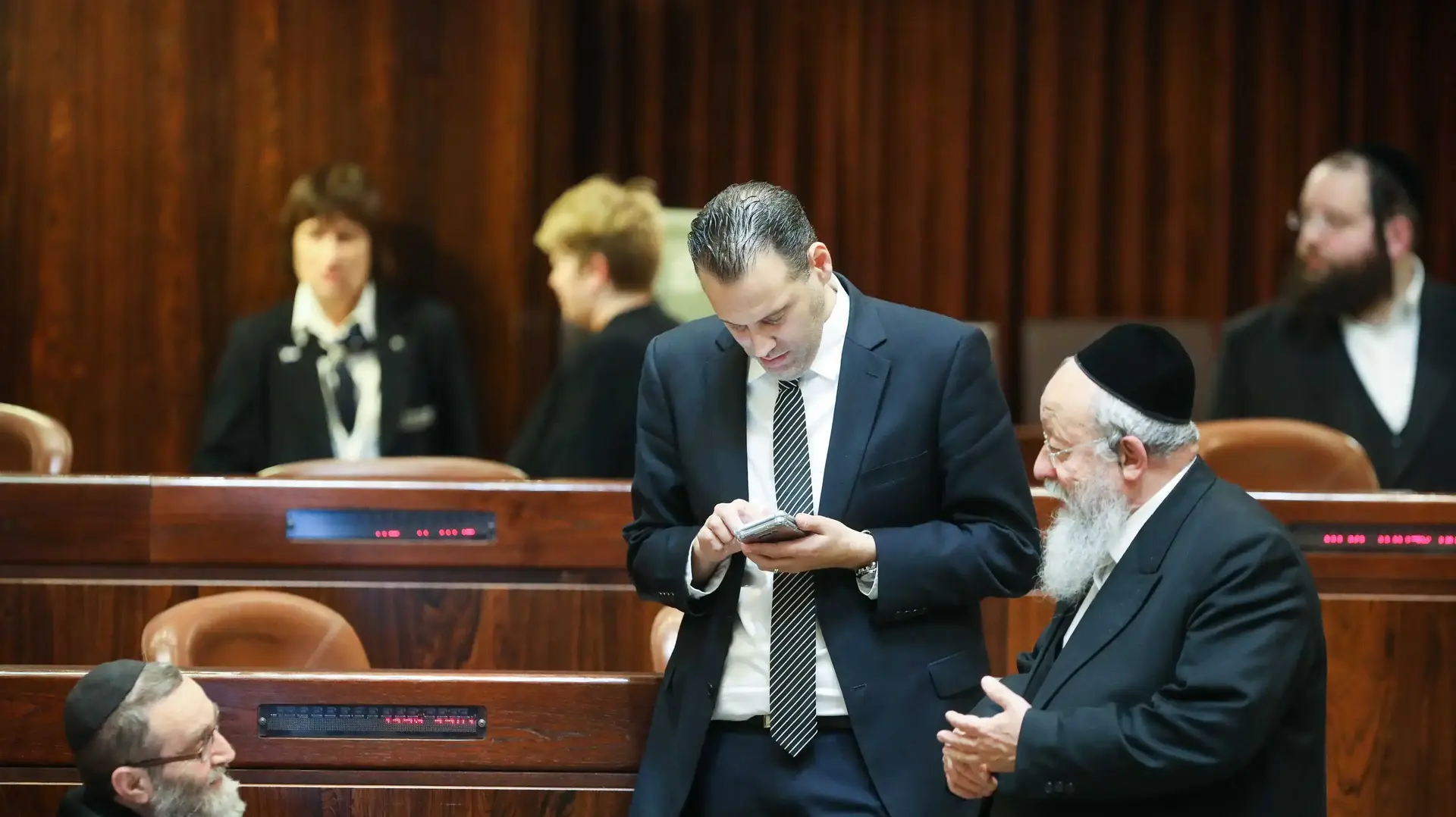 ח"כ מיקי זוהר עם ח"כ משה גפני וח"כ מנחם אליעזר מוזס בדיון במליאת הכנסת לקראת ההצבעה על חוק ההמלצות, 25 בדצמבר 2017 ח"כ מיקי זוהר עם ח"כ משה גפני וח"כ מנחם אליעזר מוזס בדיון במליאת הכנסת לקראת ההצבעה על חוק ההמלצות, 25 בדצמבר 2017