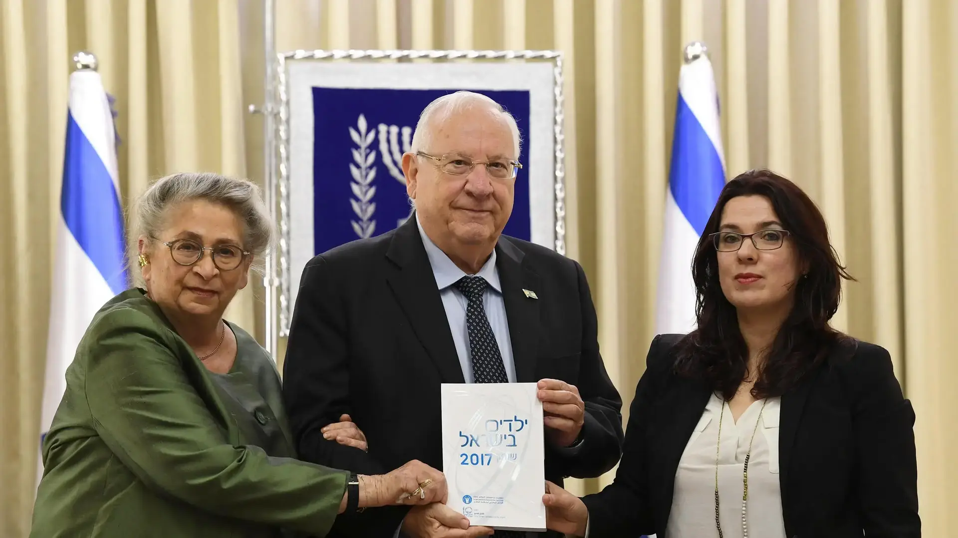 נשיא המדינה קיבל לידיו את השנתון הסטטיסטי של המועצה לשלום הילד לשנת 26 בדצמבר 2017 נשיא המדינה קיבל לידיו את השנתון הסטטיסטי של המועצה לשלום הילד לשנת 26 בדצמבר 2017
