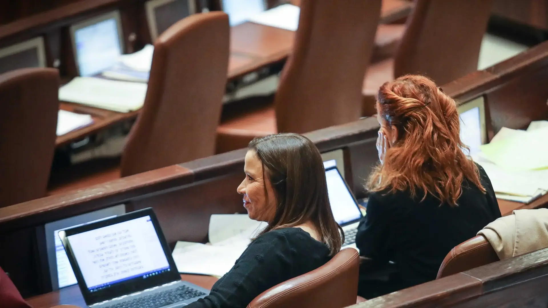 שלי יחימוביץ וסתיו שפיר במליאת הכנסת, ירושלים, 26 בדצמבר 2017 שלי יחימוביץ וסתיו שפיר במליאת הכנסת, ירושלים, 26 בדצמבר 2017