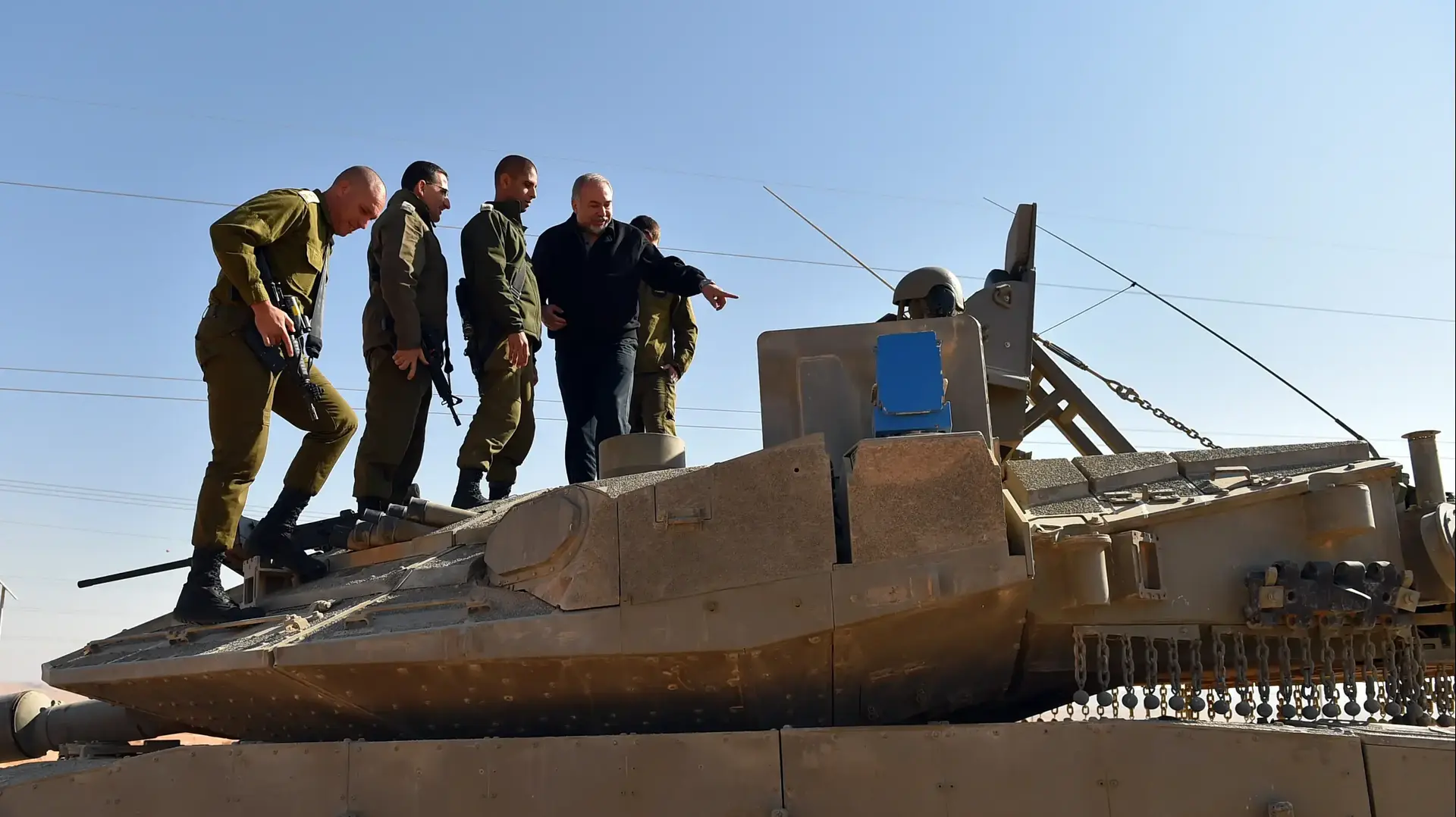 שר הביטחון ליברמן בביקורת בבסיס השריון שיזפון