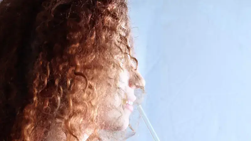 אישה שותה שייק מורינגה אישה שותה שייק מורינגה