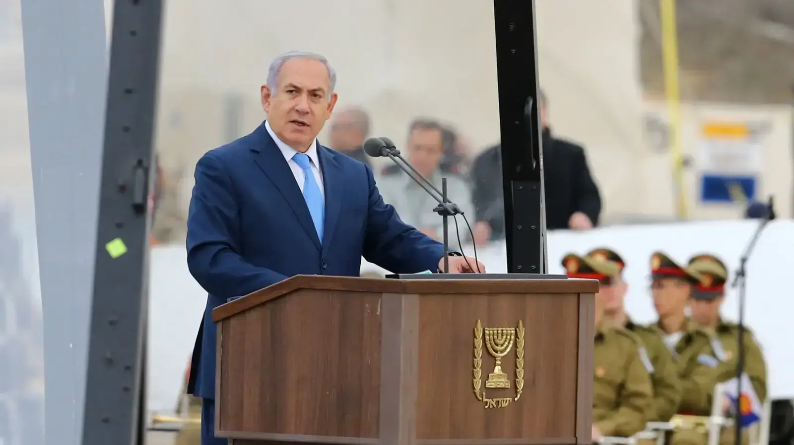 רה"מ נואם בטקס מסדר כנפיים, סיום קורס טיס 175, בסיס חצרים 27 בדצמבר 2017 רה"מ נואם בטקס מסדר כנפיים, סיום קורס טיס 175, בסיס חצרים 27 בדצמבר 2017