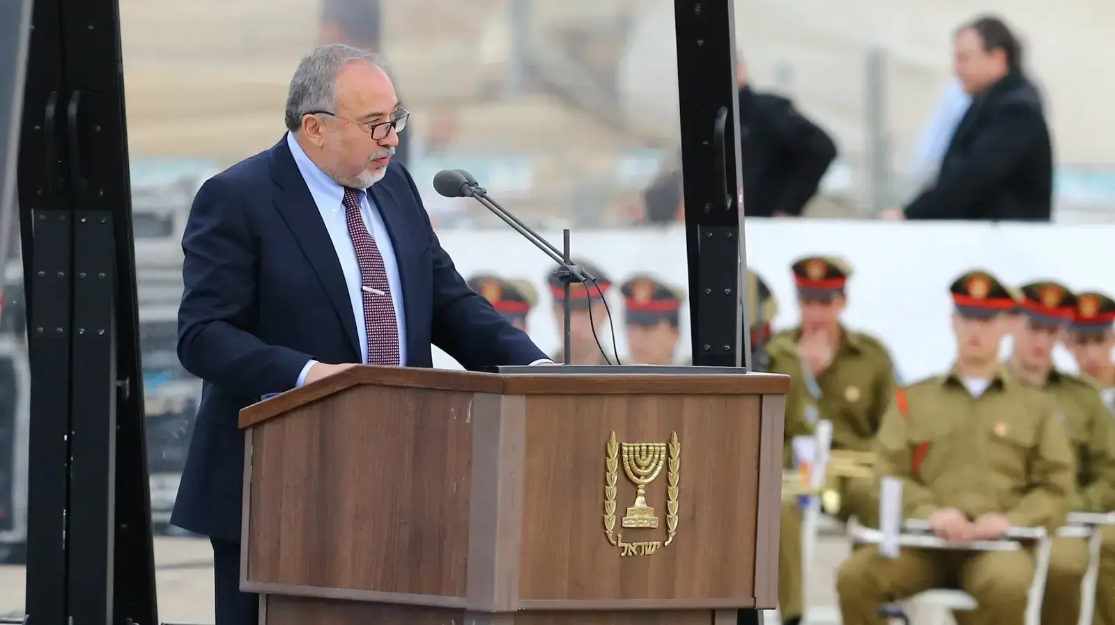 שר הביטחון אביגדור ליברמן נואם בטקס מסדר כנפיים, סיום קורס טיס 175, בסיס חצרים 27 בדצמבר 2017 שר הביטחון אביגדור ליברמן נואם בטקס מסדר כנפיים, סיום קורס טיס 175, בסיס חצרים 27 בדצמבר 2017