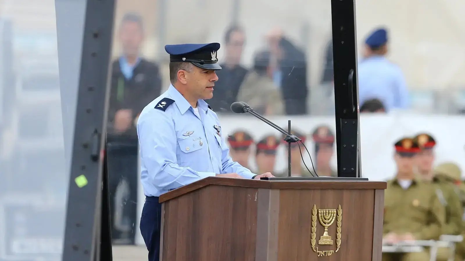 מפק חיל האוויר עמיקם נורקין נואם בטקס מסדר כנפיים, סיום קורס טיס 175, בסיס חצרים 27 בדצמבר 2017 מפק חיל האוויר עמיקם נורקין נואם בטקס מסדר כנפיים, סיום קורס טיס 175, בסיס חצרים 27 בדצמבר 2017