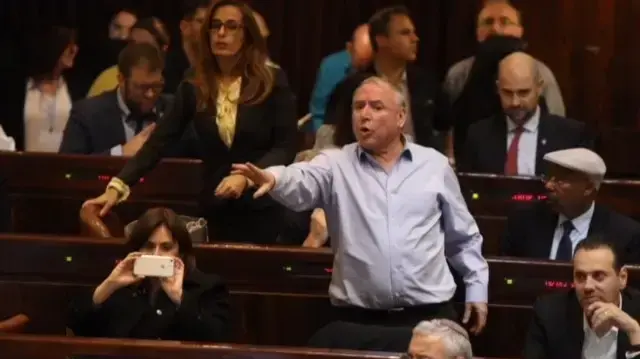 יו"ר הקואליציה ח"כ דוד אמסלם במליאת הכנסת לאחר אישור חוק ההמלצות בקריאה שנייה ושלישית, 28 בדצמבר 2017 יו"ר הקואליציה ח"כ דוד אמסלם במליאת הכנסת לאחר אישור חוק ההמלצות בקריאה שנייה ושלישית, 28 בדצמבר 2017