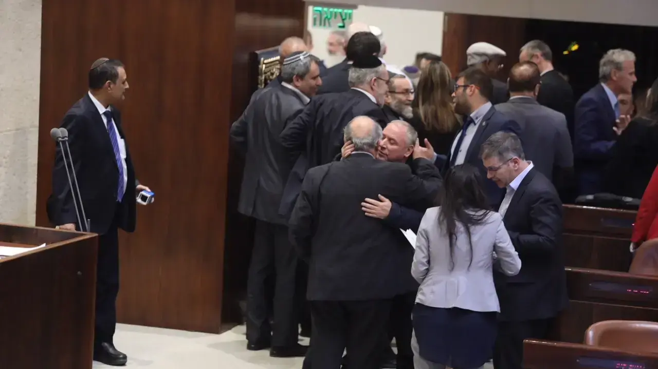 יו"ר הקואליציה ח"כ דוד אמסלם במליאת הכנסת לאחר אישור חוק ההמלצות בקריאה שנייה ושלישית, 28 בדצמבר 2017