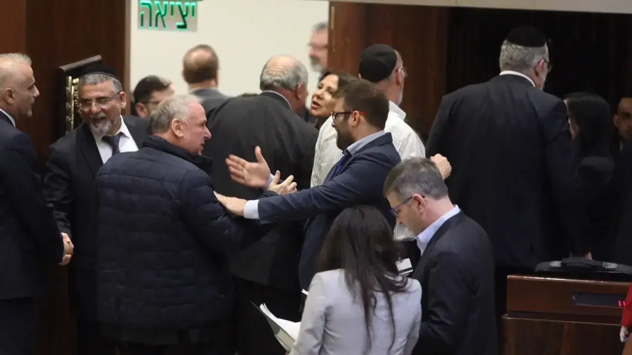 ח"כים במליאת הכנסת לאחר אישור חוק ההמלצות בקריאה שנייה ושלישית, 28 בדצמבר 2017 ח"כים במליאת הכנסת לאחר אישור חוק ההמלצות בקריאה שנייה ושלישית, 28 בדצמבר 2017