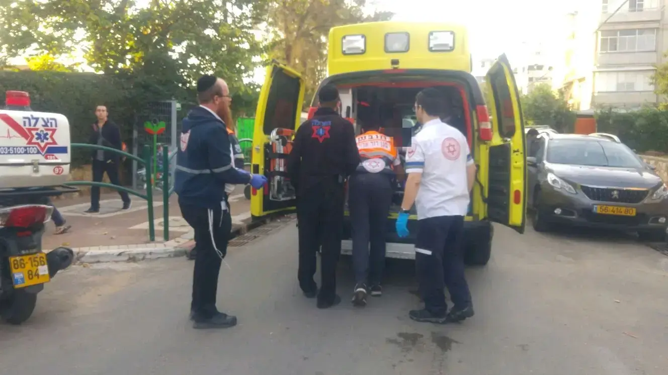 זירת ניסיון חטיפת נשק ברמת גן ברחוב באר אורה, המאבטח נפצע
