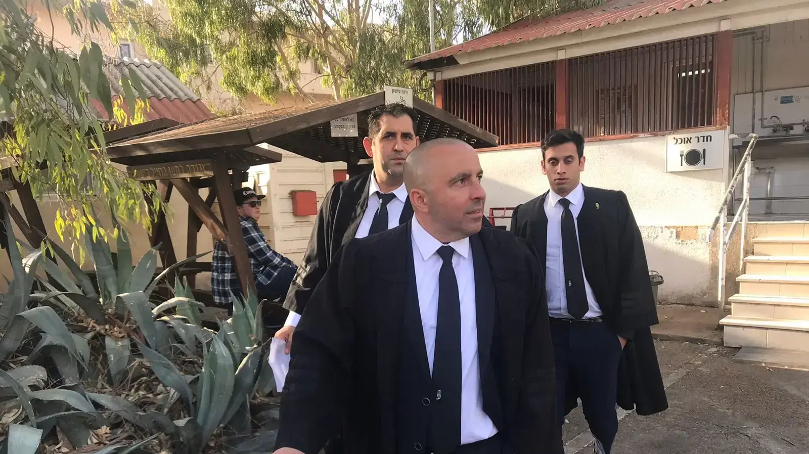 עו?ד שי לוי ומימין עו?ד צחי, המייצגים את סמ"ר שי רפאילוב, עו?ד שאדי סרוג?י המייצג את סמל דוד סויסה שכנגד השניים, נהגים בשייטת 13 של חיל הים, הוגש בראשית אפריל כתב אישום בגין אונס של חיילת, בית הדין הצבאי בחיפה, 28 בדצמבר 2017