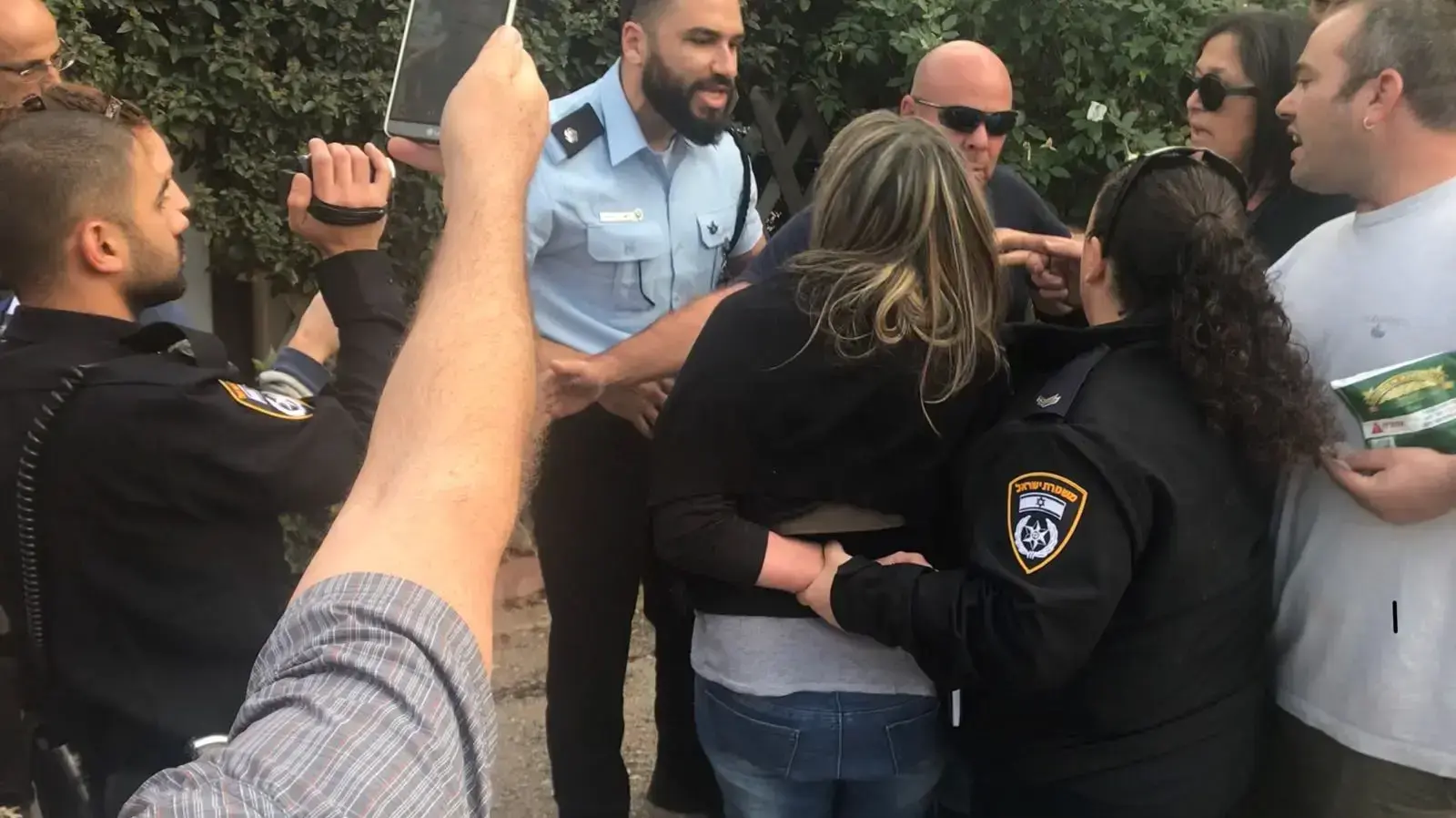 פעילת סביבה חנה קופרמן עוכבה בהפגנה נגד הקמת מתקנים להפקת גז ליד יישובי חוף הכרמל, 29 בדצמבר 2017 פעילת סביבה חנה קופרמן עוכבה בהפגנה נגד הקמת מתקנים להפקת גז ליד יישובי חוף הכרמל, 29 בדצמבר 2017