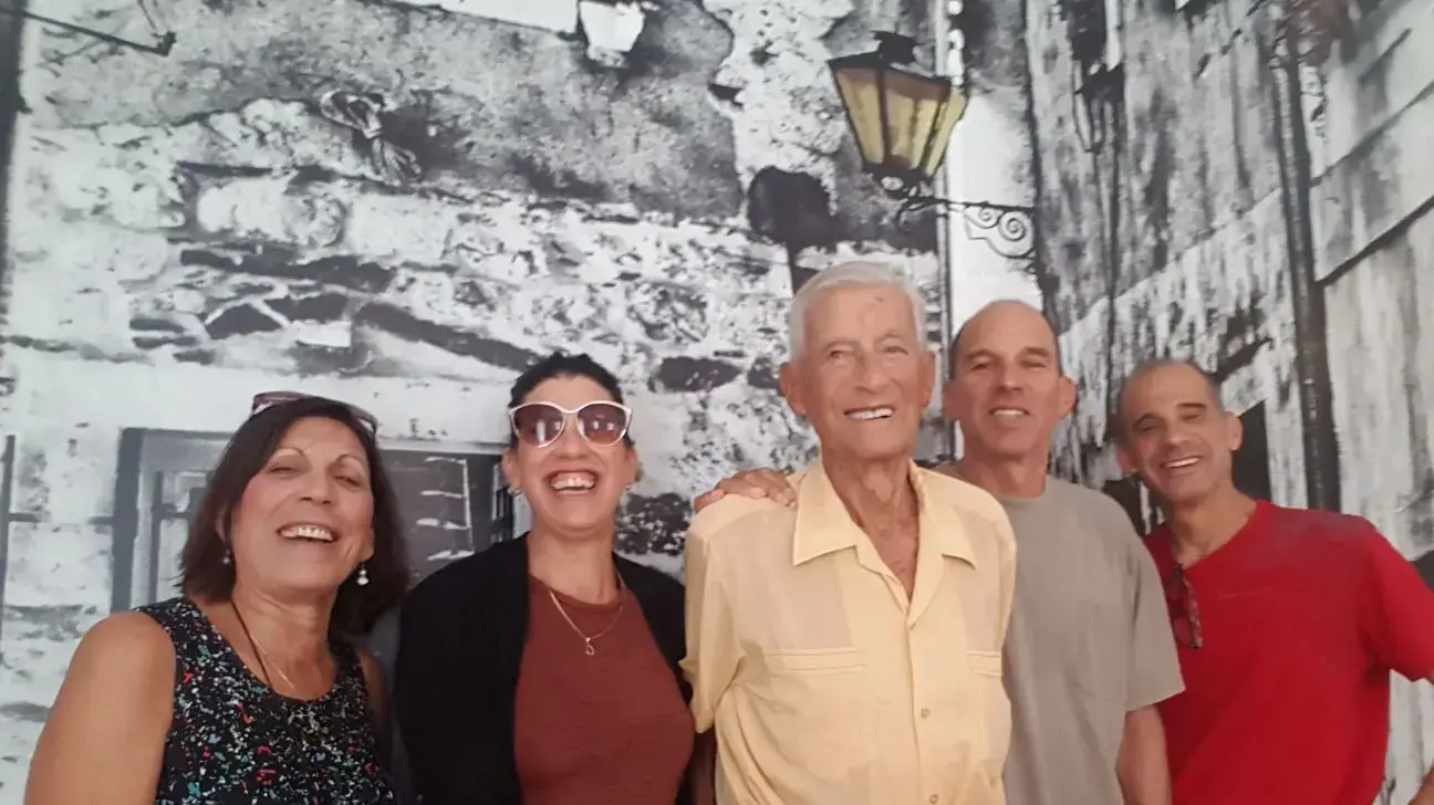 חנן פלורסהיים עם ילדיו בשחזור של מסע הבריחה שעשה בזמן השואה חנן פלורסהיים עם ילדיו בשחזור של מסע הבריחה שעשה בזמן השואה