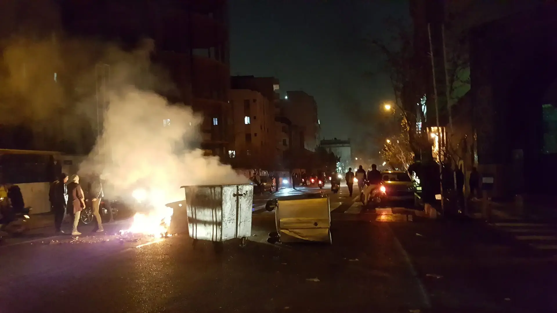עימותים בטהראן הפגנות נגד יוקר המחיה באיראן עימותים בטהראן הפגנות נגד יוקר המחיה באיראן
