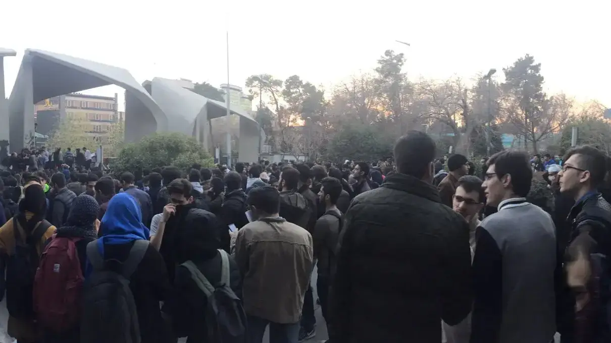מחאות על יוקר המחיה באיראן מול האוניברסיטה של טהראן 30 בדצמבר 2017
מחאות על יוקר המחיה באיראן מול האוניברסיטה של טהראן 30 בדצמבר 2017