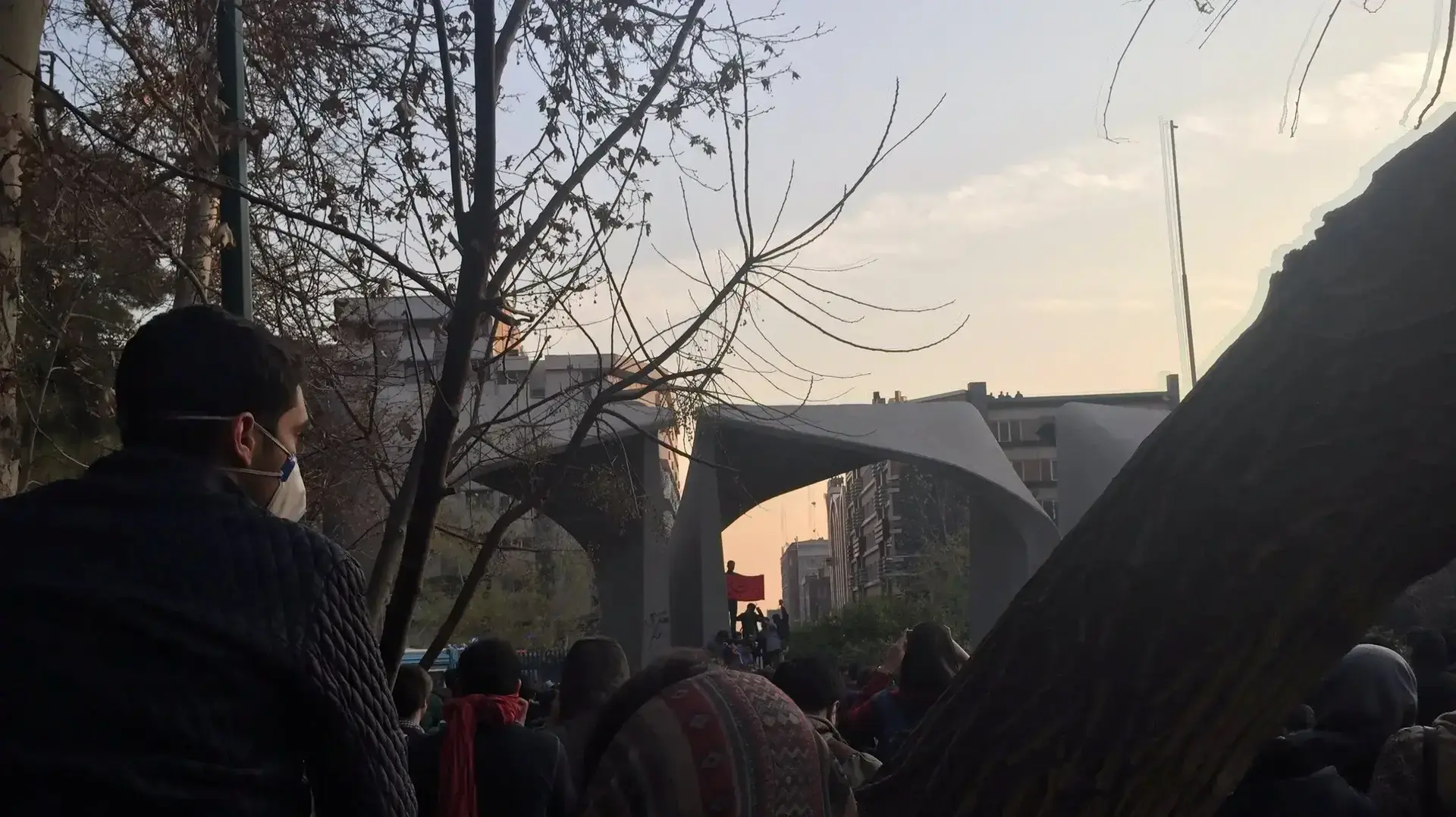 מחאות על יוקר המחיה באיראן מול האוניברסיטה של טהראן 30 בדצמבר 2017
מחאות על יוקר המחיה באיראן מול האוניברסיטה של טהראן 30 בדצמבר 2017