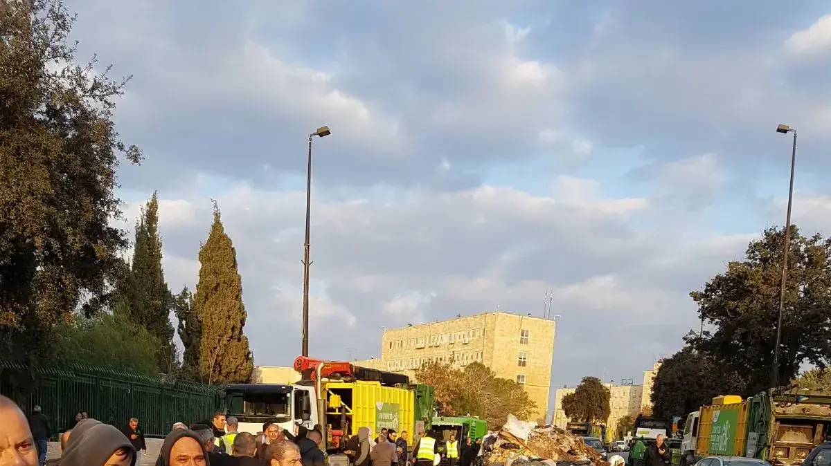 עובדי עיריית ירושלים משליכים פסולת במחאה על אי העברת תקציבים לעירייה 31 בדצמבר 2017 עובדי עיריית ירושלים משליכים פסולת במחאה על אי העברת תקציבים לעירייה 31 בדצמבר 2017