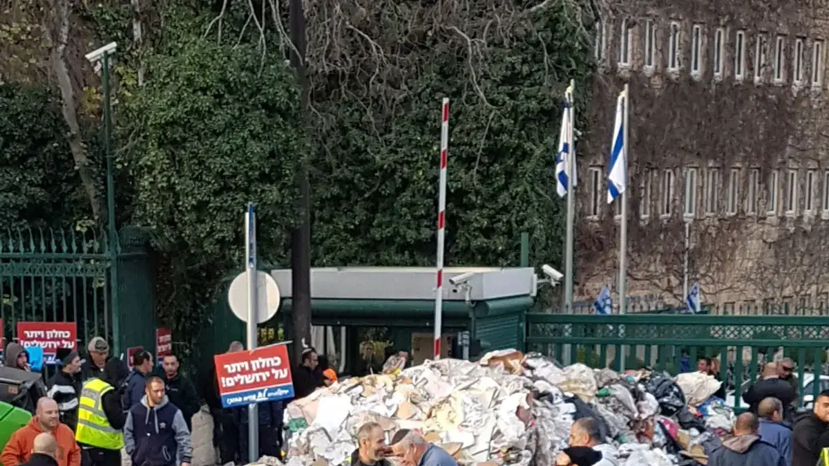 עובדי עיריית ירושלים משליכים פסולת במחאה על אי העברת תקציבים לעירייה 31 בדצמבר 2017 עובדי עיריית ירושלים משליכים פסולת במחאה על אי העברת תקציבים לעירייה 31 בדצמבר 2017