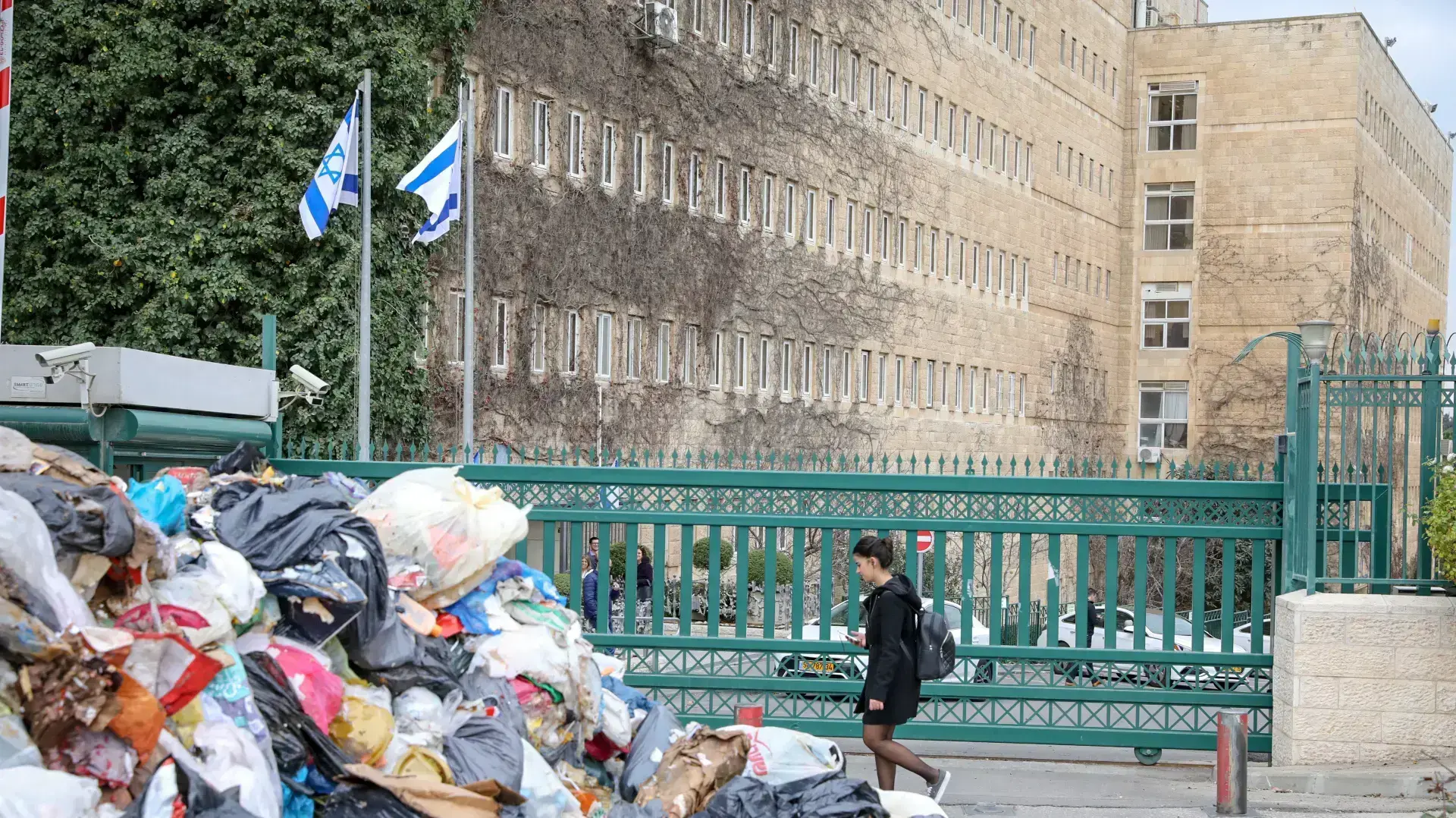 עובדי עיריית ירושלים משליכים פסולת במחאה על אי העברת תקציבים לעירייה 31 בדצמבר 2017 עובדי עיריית ירושלים משליכים פסולת במחאה על אי העברת תקציבים לעירייה 31 בדצמבר 2017