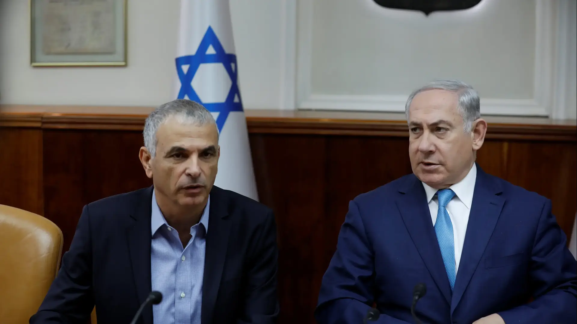 ביבי נתניהו ומשה כחלון בישיבת ממשלה 24 בדצמבר 2017 ביבי נתניהו ומשה כחלון בישיבת ממשלה 24 בדצמבר 2017