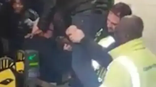 אדם שאיבר מינו נתקע במעבר ברכבת