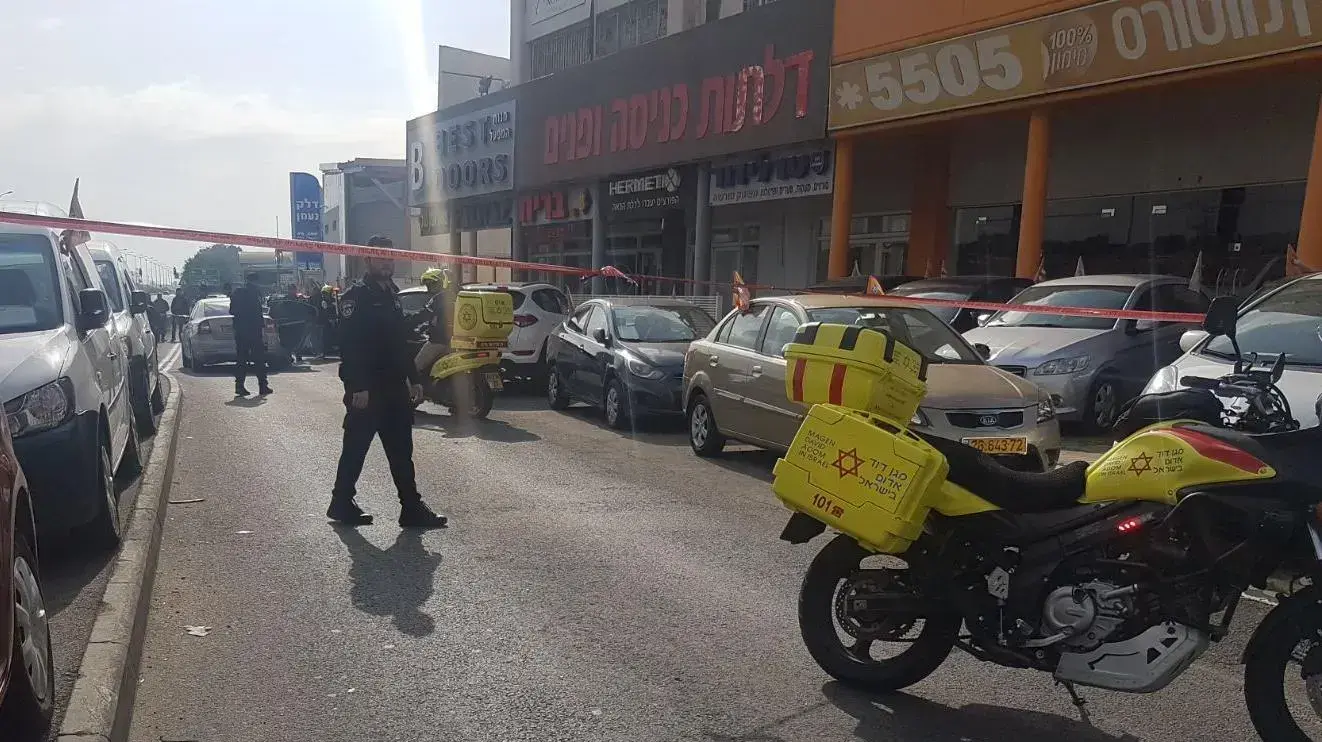 זירת האירוע של פצוע ירי כבן 40 במצב קשה, אזור תעשייה נעמן, עכו, 31 בדצמבר 2017 זירת האירוע של פצוע ירי כבן 40 במצב קשה, אזור תעשייה נעמן, עכו, 31 בדצמבר 2017