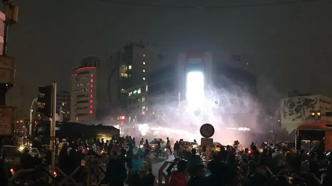 מפגינים מפוזרים על ידי המשטרה בטהראן, איראן, 31 בדצמבר 2017 מפגינים מפוזרים על ידי המשטרה בטהראן, איראן, 31 בדצמבר 2017
