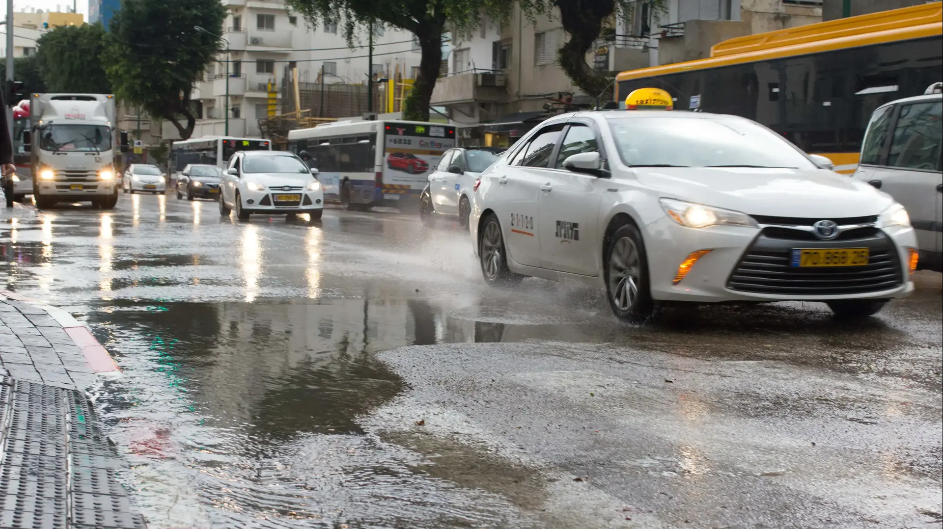 גשם בשמי תל אביב 1 בדצמבר 2018 גשם בשמי תל אביב 1 בדצמבר 2018