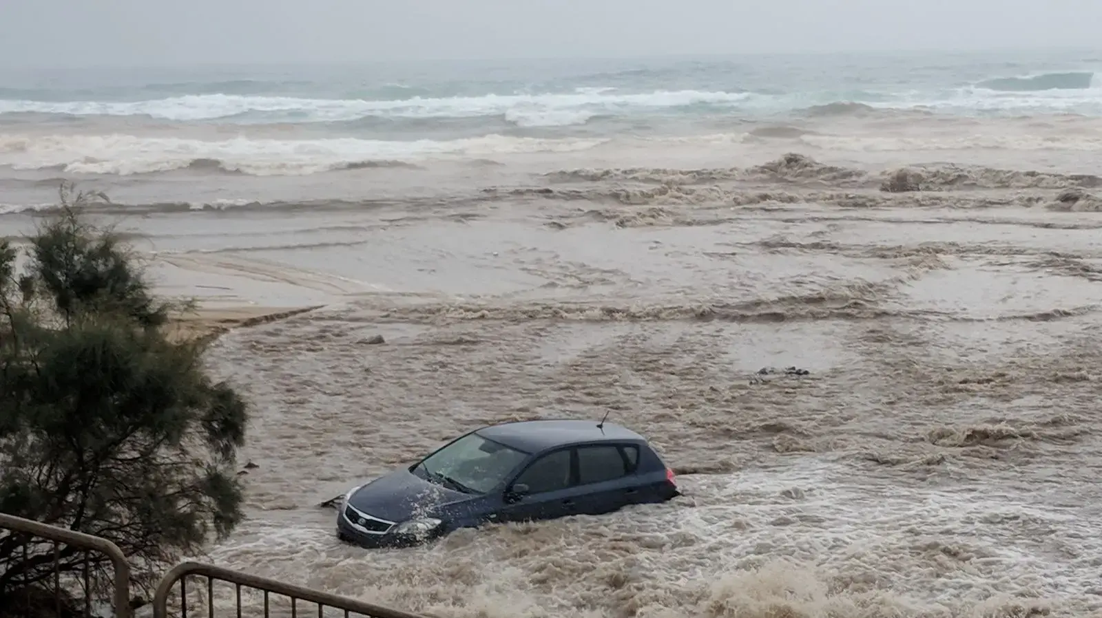 הצפות בחוף הסטודנטים בחיפה 1 בינואר 2018 הצפות בחוף הסטודנטים בחיפה 1 בינואר 2018