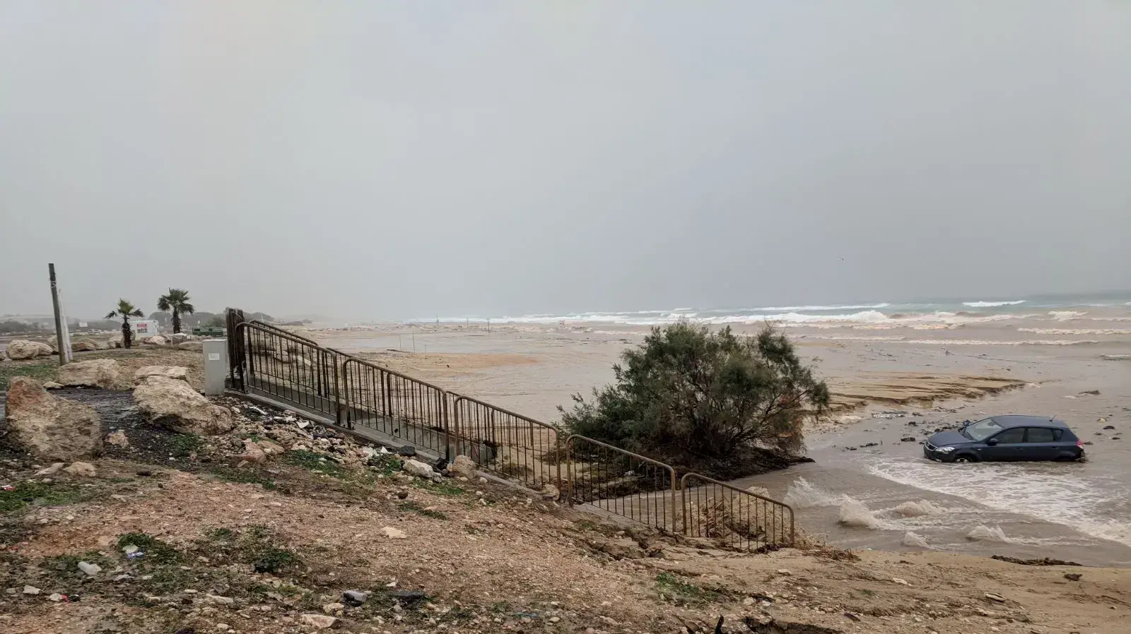 הצפות בחוף הסטודנטים בחיפה 1 בינואר 2018