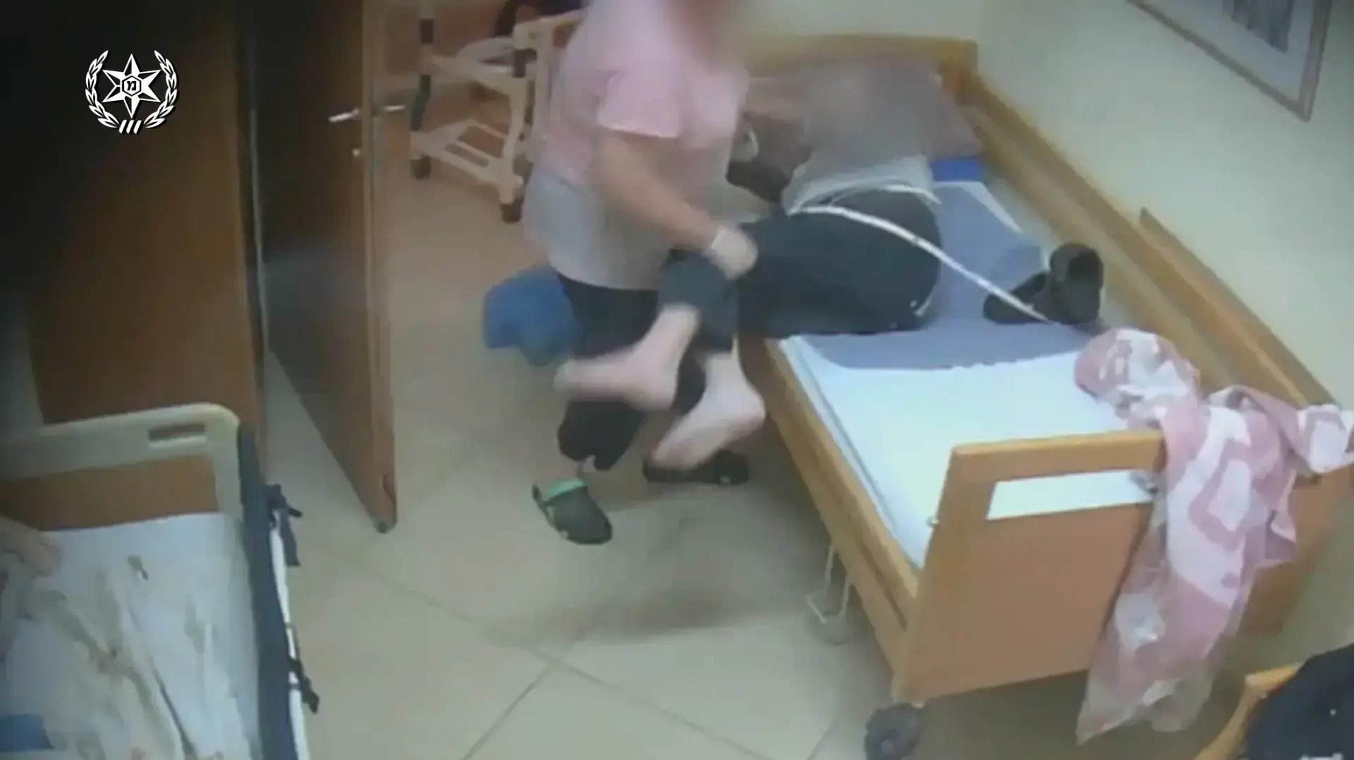 תיעוד: מטפלים התעללו בקשישים בבתי אבות בפתח תקווה ורחובות