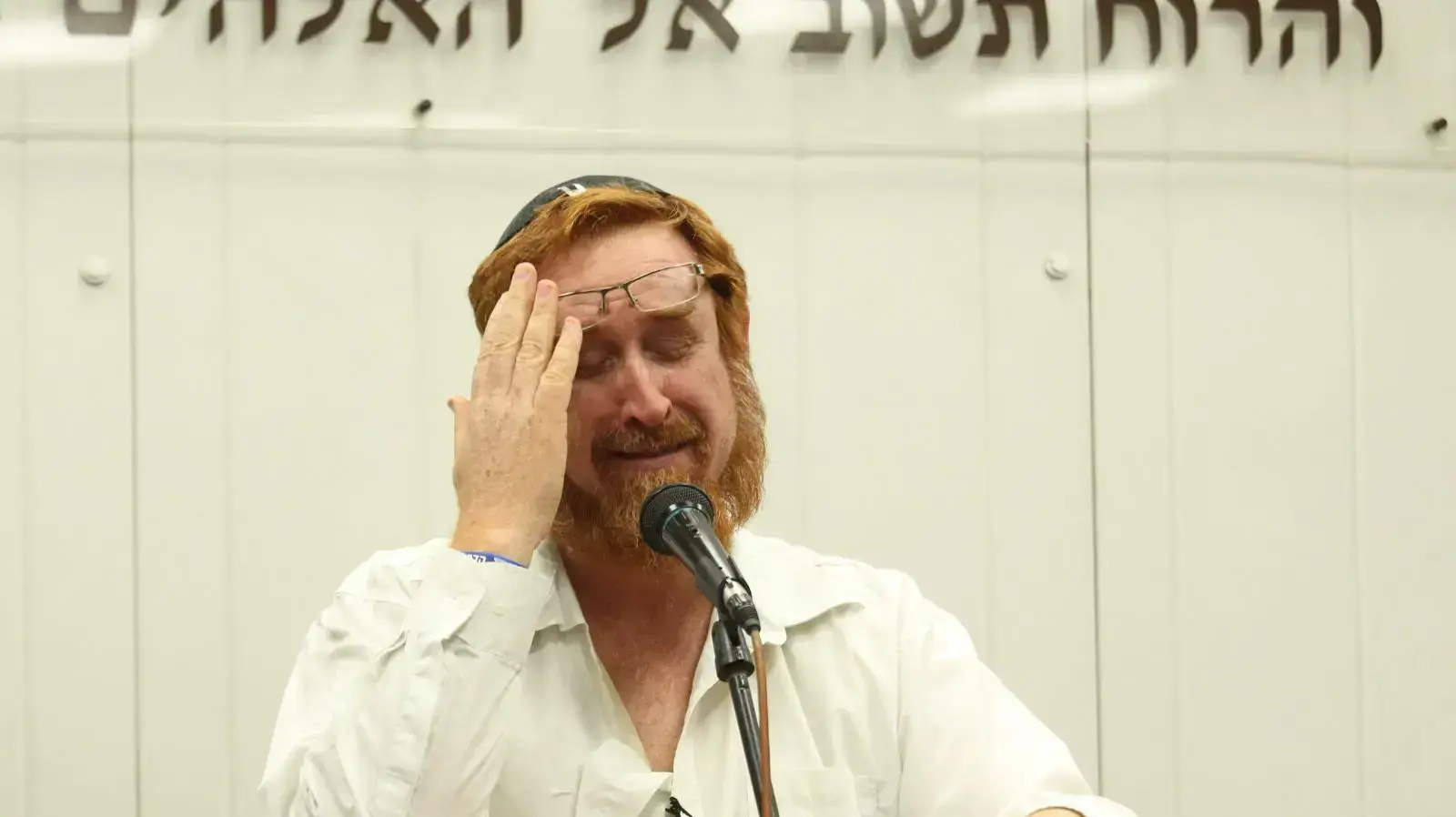 יהודה גליק בהלווית יפה גליק ז"ל, הר המנוחות, ירושלים, 1 בינואר 2018 יהודה גליק בהלווית יפה גליק ז"ל, הר המנוחות, ירושלים, 1 בינואר 2018