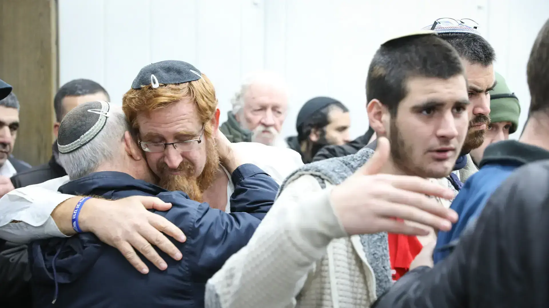 יהודה גליק בהלווית יפה גליק ז"ל, הר המנוחות, ירושלים, 1 בינואר 2018 יהודה גליק בהלווית יפה גליק ז"ל, הר המנוחות, ירושלים, 1 בינואר 2018