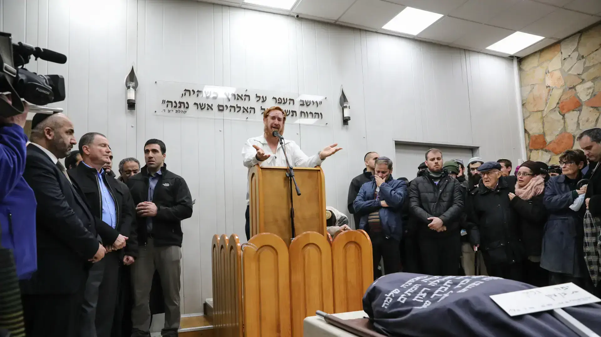 יהודה גליק בהלווית יפה גליק ז"ל, הר המנוחות, ירושלים, 1 בינואר 2018 יהודה גליק בהלווית יפה גליק ז"ל, הר המנוחות, ירושלים, 1 בינואר 2018