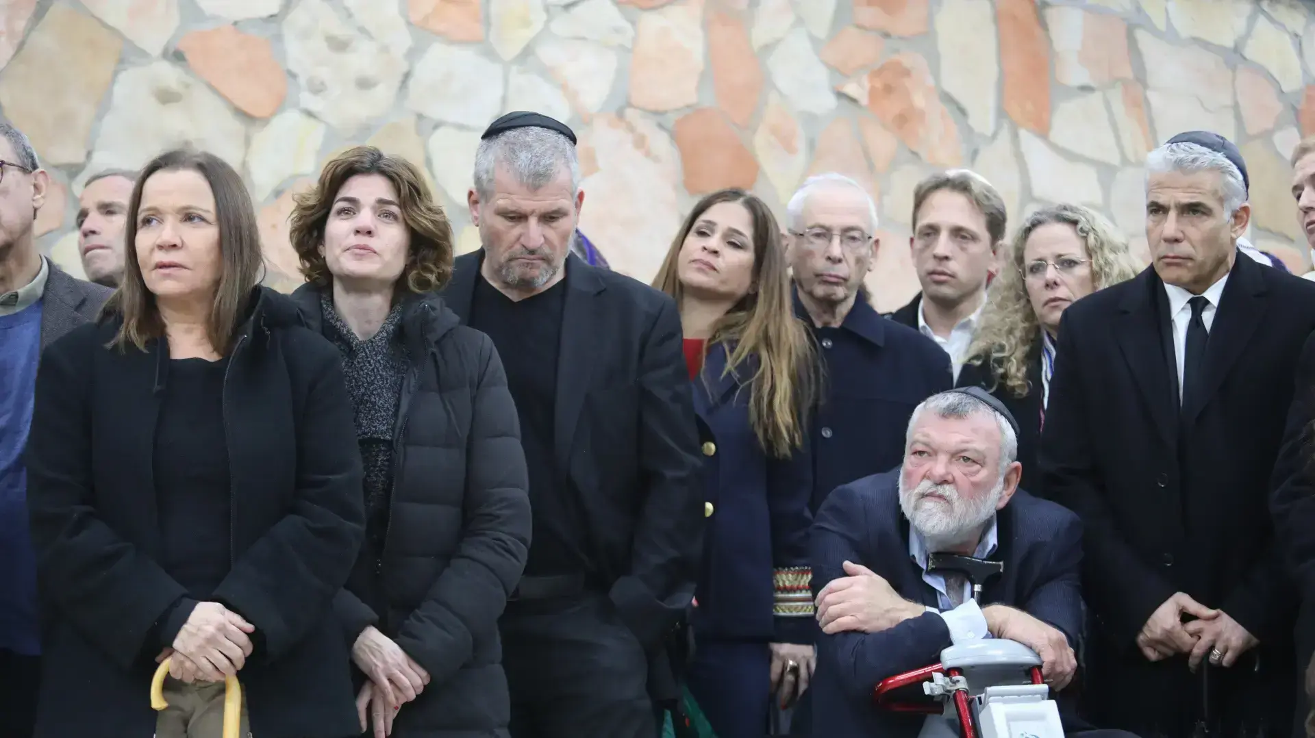 יהודה גליק בהלווית יפה גליק ז"ל, הר המנוחות, ירושלים, 1 בינואר 2018 יהודה גליק בהלווית יפה גליק ז"ל, הר המנוחות, ירושלים, 1 בינואר 2018