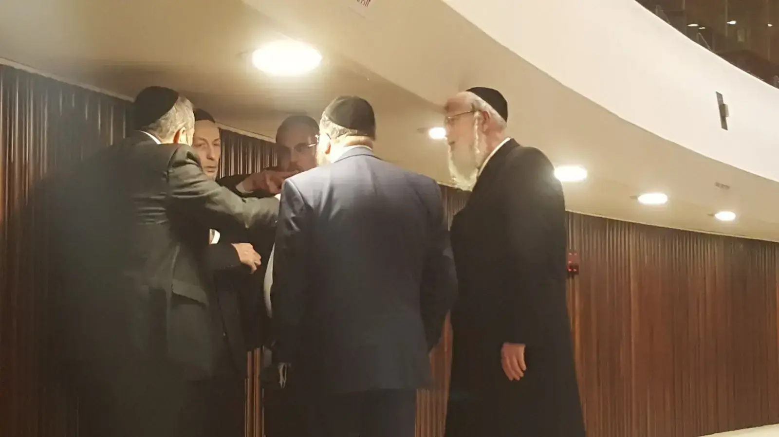 החרדים בפאתי המליאה רגע לפני קבלת ההחלטה על דחיית החוק החרדים בפאתי המליאה רגע לפני קבלת ההחלטה על דחיית החוק