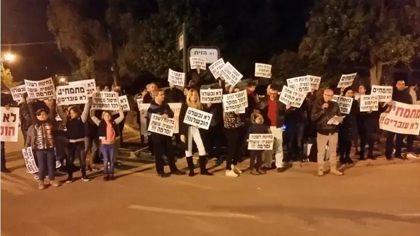 מתמחים מוחים בפתח ביתו של עו"ד אורן אבלה בכפר ביל"ו, על בחינות לשכת עורכי הדין הקשות מתמחים מוחים בפתח ביתו של עו"ד אורן אבלה בכפר ביל"ו, על בחינות לשכת עורכי הדין הקשות