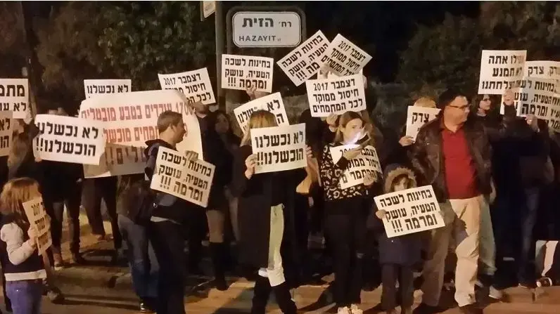 מתמחים מוחים בפתח ביתו של עו"ד אורן אבלה בכפר ביל"ו, על בחינות לשכת עורכי הדין הקשות