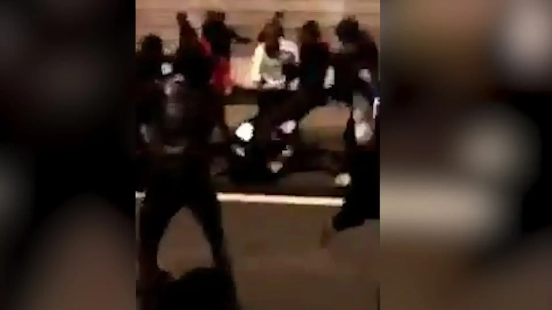 תיעוד: שוטרת הותקפה בערב השנה החדשה על ידי חבורת גברים שהכו אותה באלימות