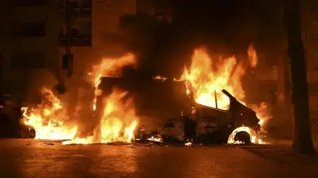 כלי רכב שרוף בערב השנה החדשה בצרפת, 1 בינואר 2018 כלי רכב שרוף בערב השנה החדשה בצרפת, 1 בינואר 2018