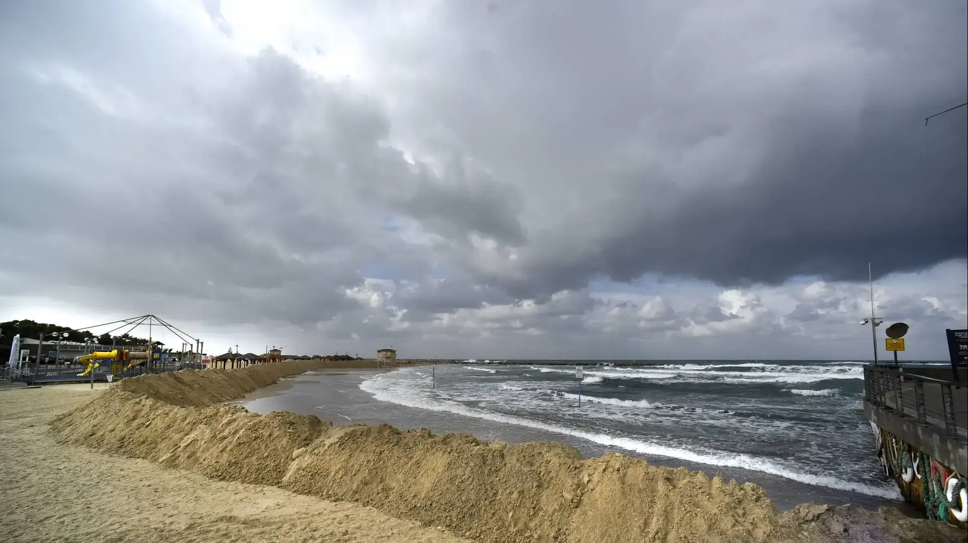 היערכות עיריית תל-אביב-יפו למזג האוויר הסוער- סוללות חול למניעת הצפות של גלי ים בחוף, 4 בינואר 2018 היערכות עיריית תל-אביב-יפו למזג האוויר הסוער- סוללות חול למניעת הצפות של גלי ים בחוף, 4 בינואר 2018