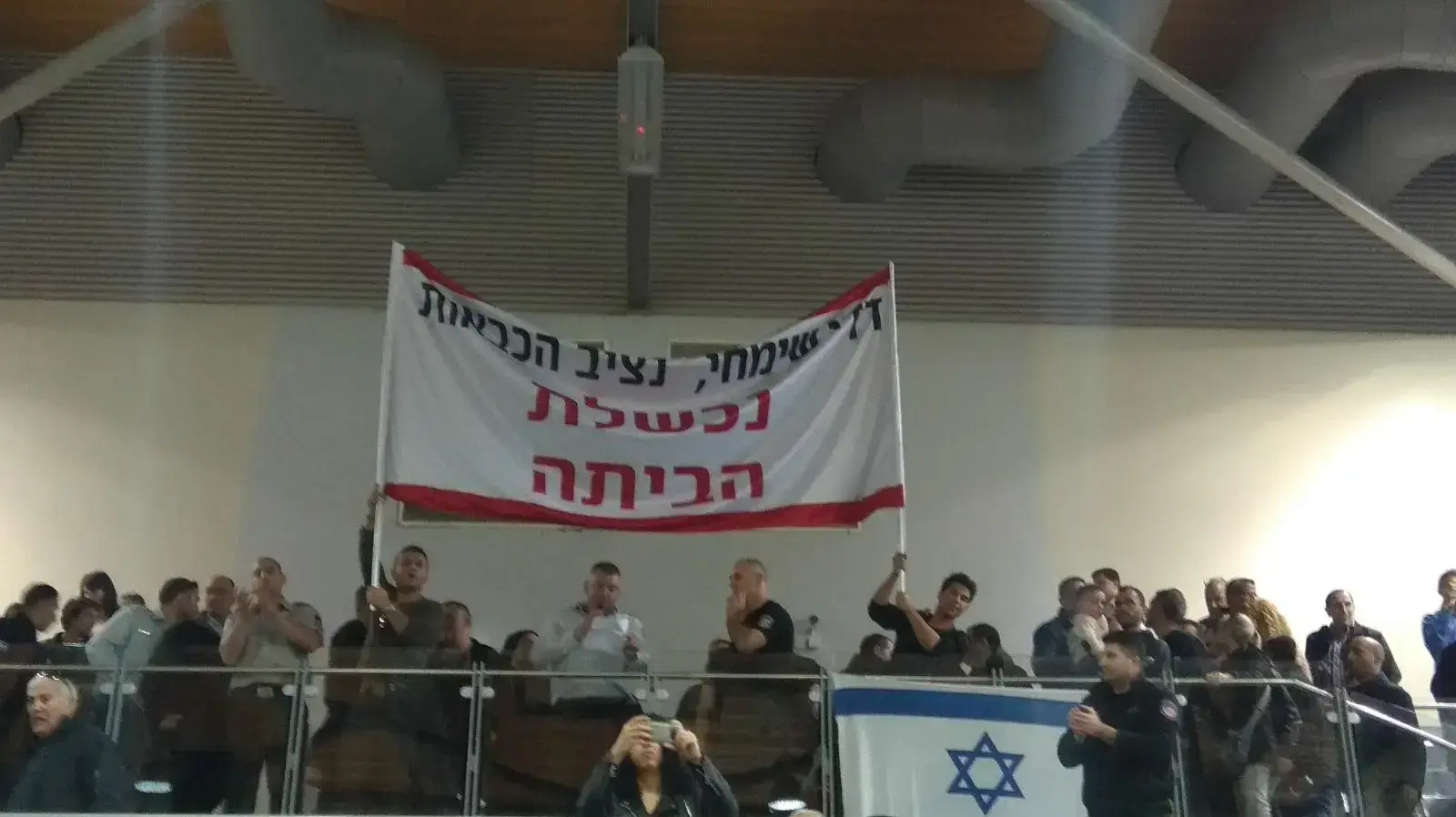 מאות לוחמי אש במחאה נגד נציב הכבאות בטקס סיום מפקדי צוותים, פתח תקווה, 4 בינואר 2018